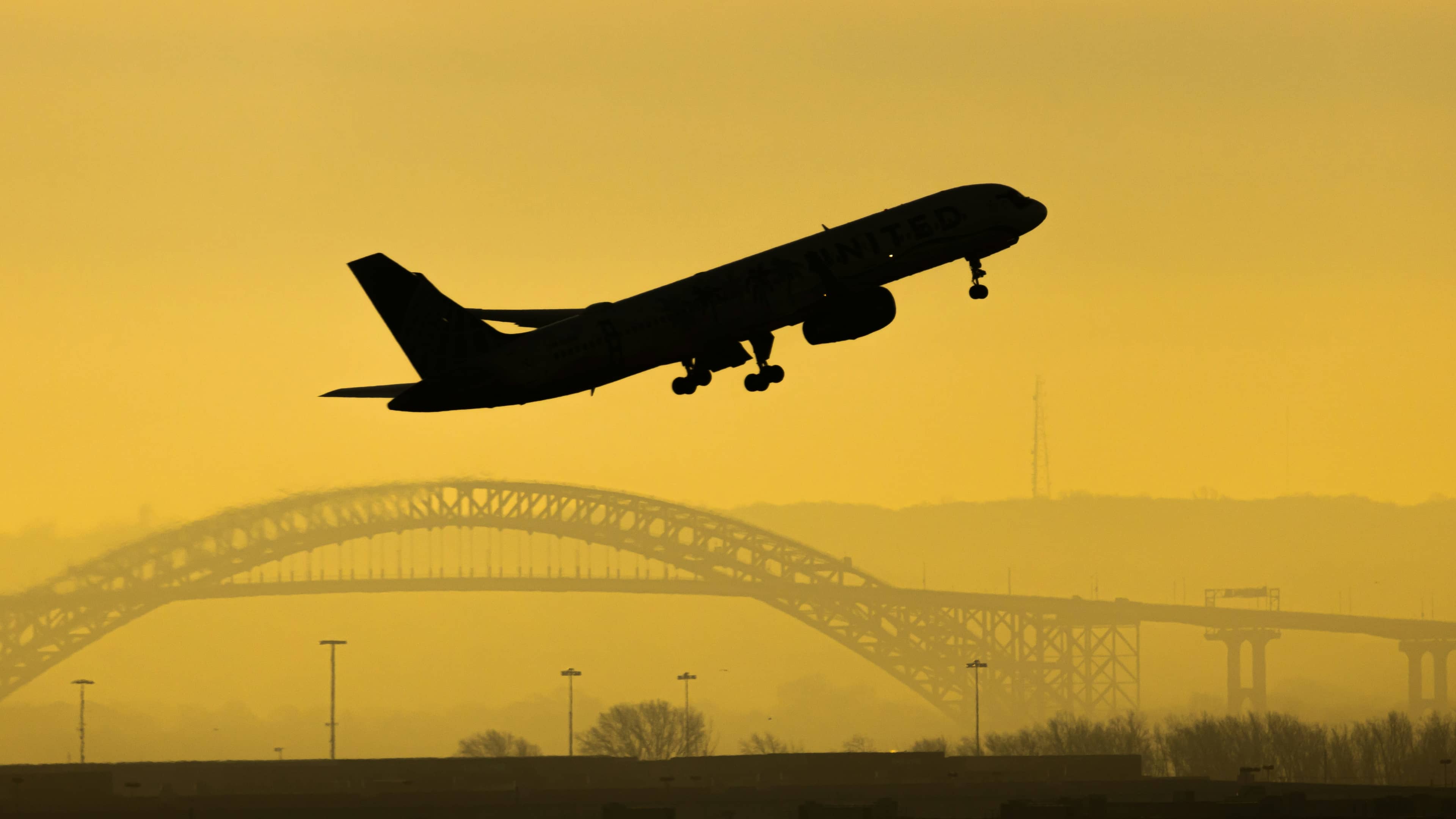 Avion qui décolle dans un ciel jaune